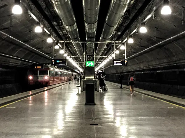 Nationaltheateret togstasjon i Oslo, tog venter på perrongen.