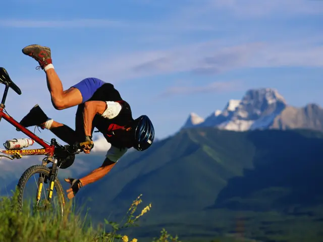 Mann på sykkel i en bakke som er i startpunktet av det som ser ut til å bli et forferdelig fall på sykkel. 
