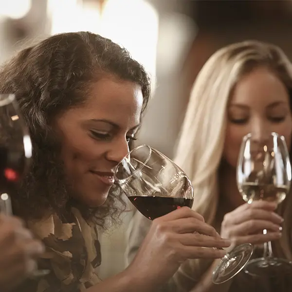 Person som lukter på vin