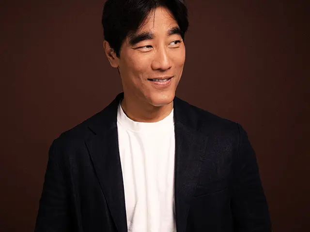 Bilde av Fredrik Solvang mot en brun bakgrunn