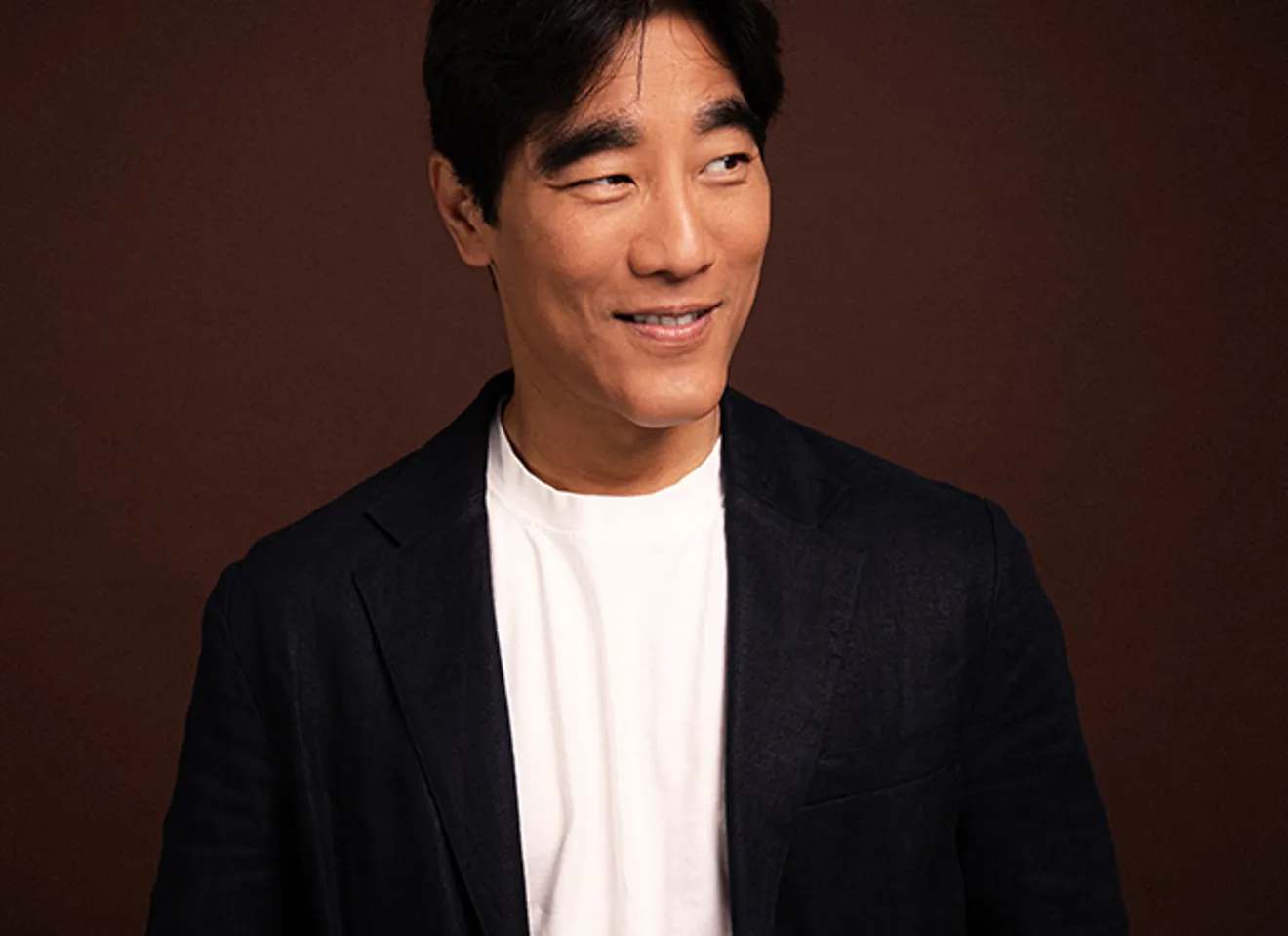 Bilde av Fredrik Solvang mot en brun bakgrunn