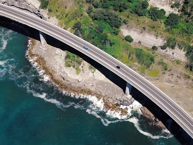 Motorvei gjennom naturen, mellom fjord og fjell