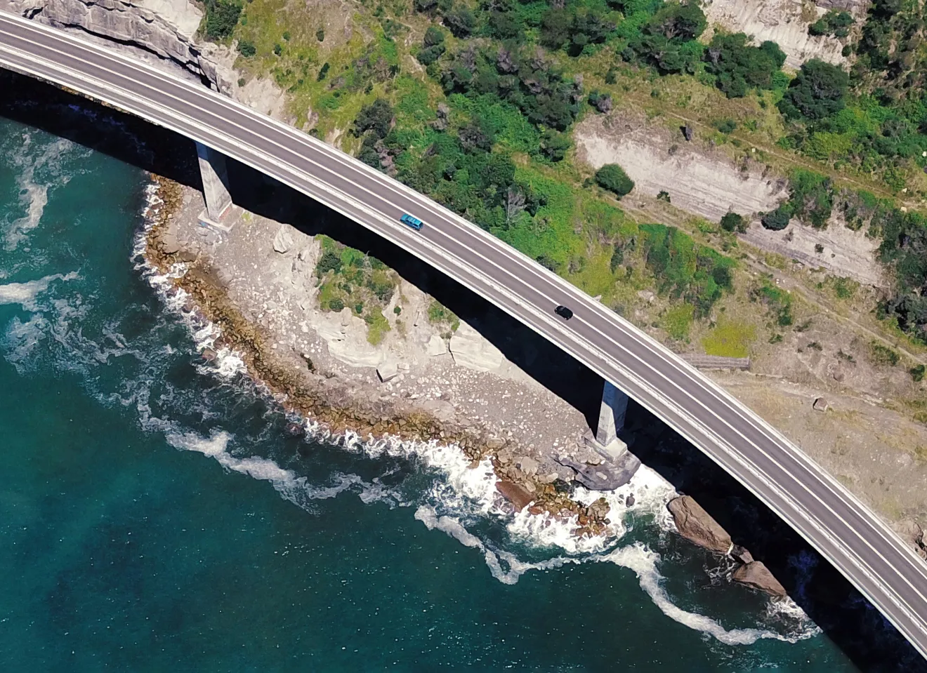 Motorvei gjennom naturen, mellom fjord og fjell