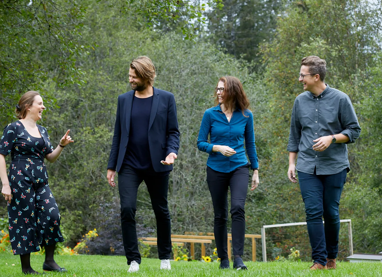 Gruppebilde av Agnethe Ellingsen, Martine Austad Langberg, Kristin Haug og Per-Magnus Moe Thompson gående på en gressplen og smiler til hverandre