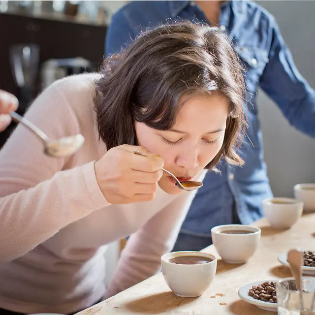 Person som smaker på kaffe