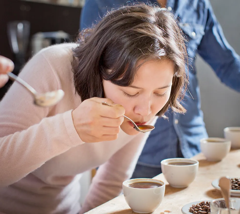 Person som smaker på kaffe