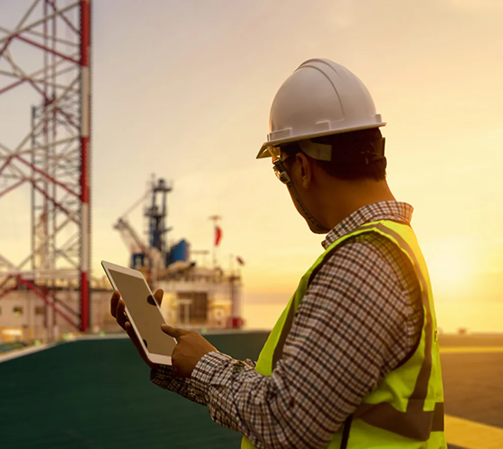 Mann som står på oljeplattform