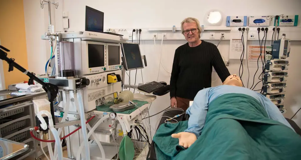 Waaler står i en operasjonsrom med en dummy ligende på operasjonsbordet