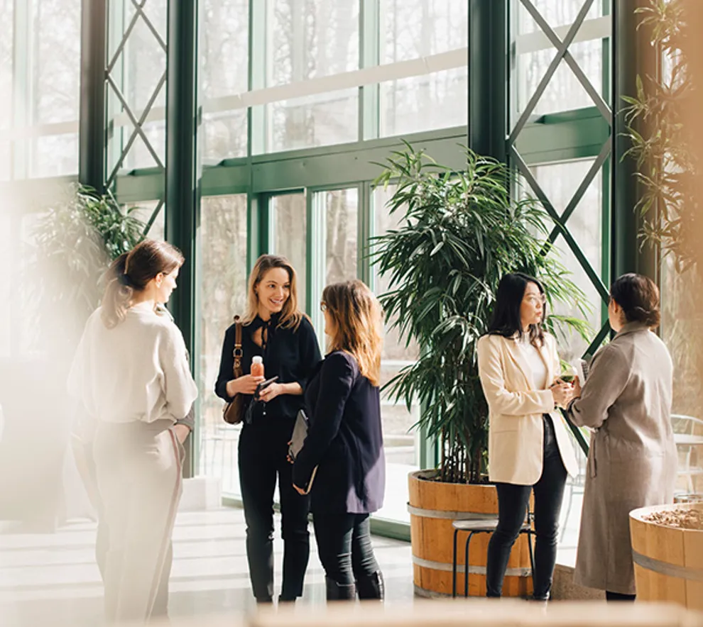 Gjeng med mennesker som snakker