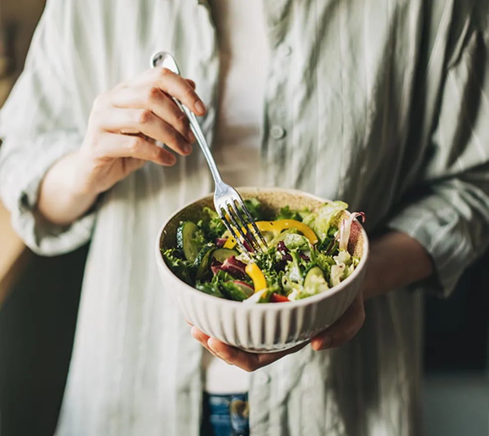 Kvinne som spiser salat