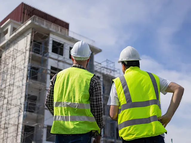 To arbeidere på byggeplass