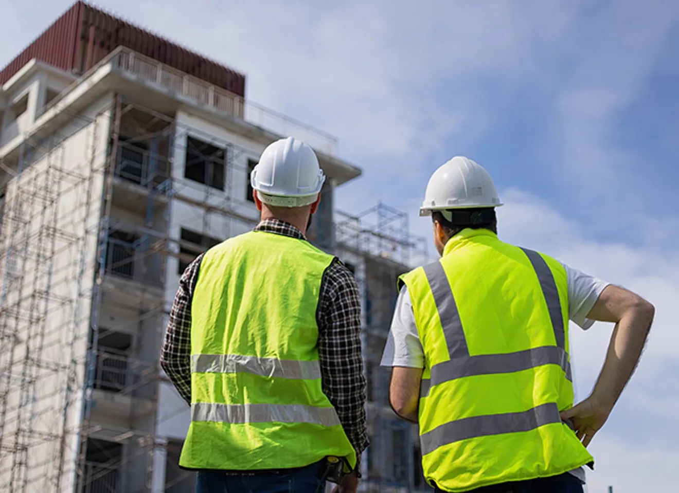 To arbeidere på byggeplass
