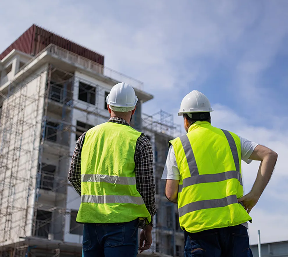 To arbeidere på byggeplass