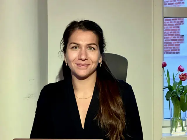 Kvinne med veldig langt mørkt hår