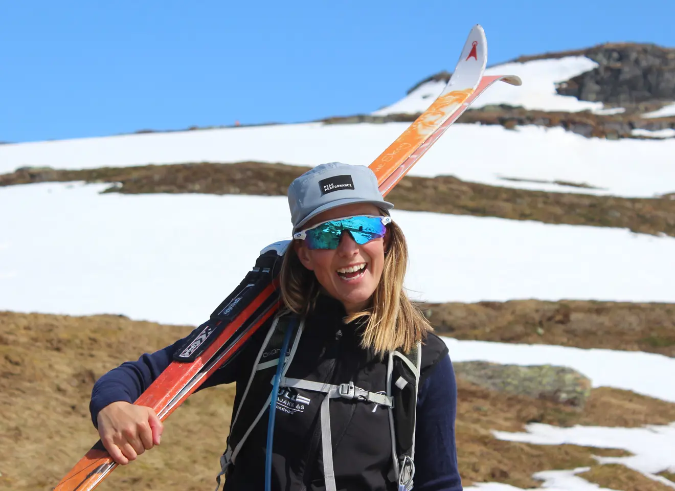 Anne Cathrine Strande Straubes med ski over skulderen, solbrille og stort smil
