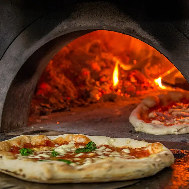 Pizza på vei ut av steinovn