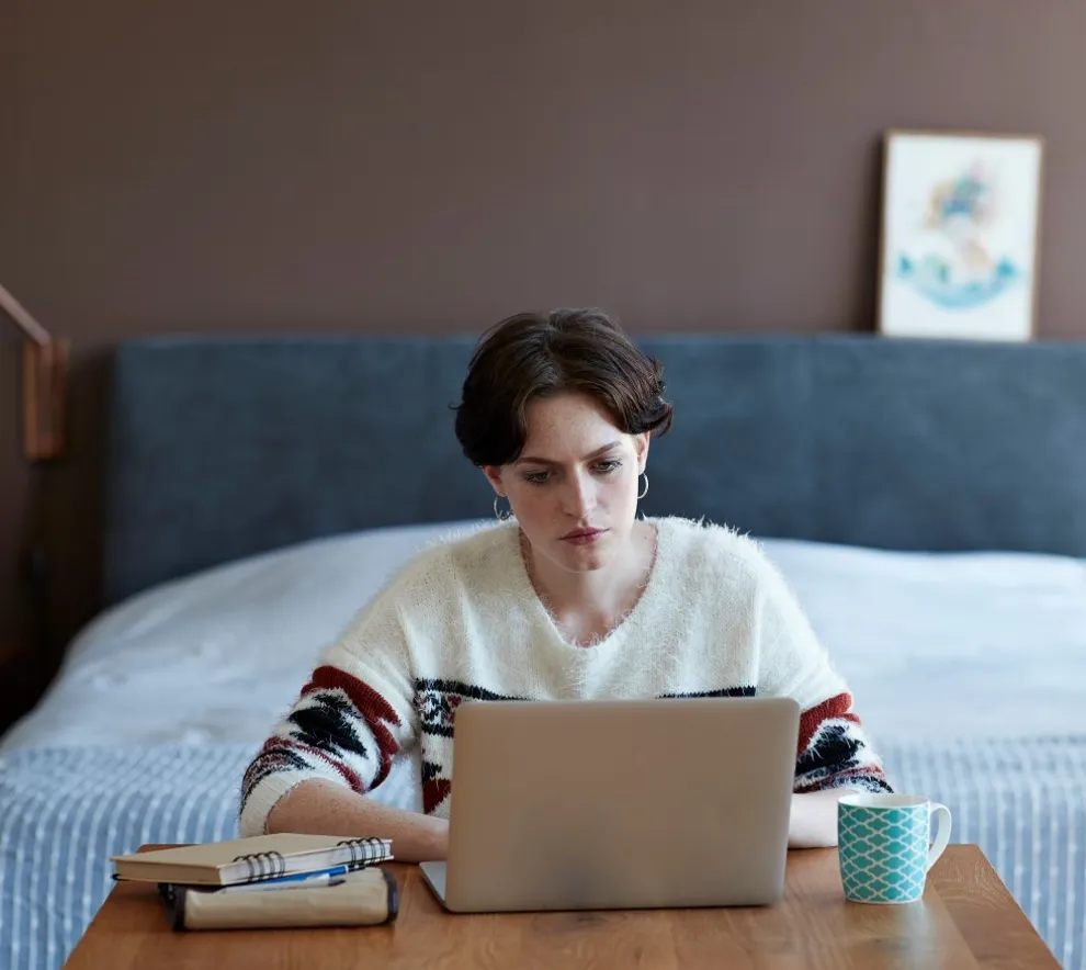 Ung kvinne foran laptop