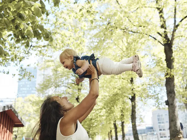 kvinne løfter ettåring