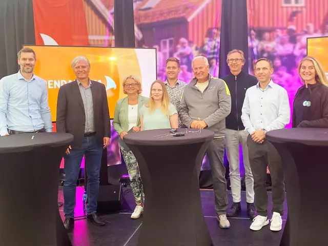 En gruppe mennesker som deltar i debatt