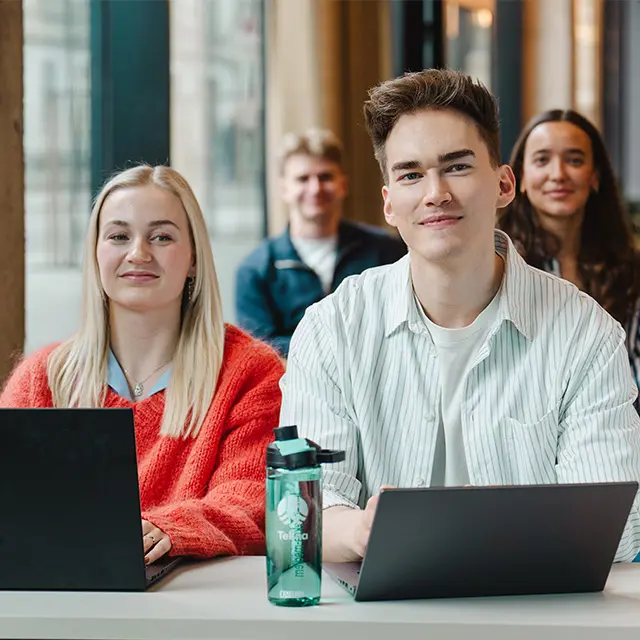 To mannlige og to kvinnelige studenter i klasserom
