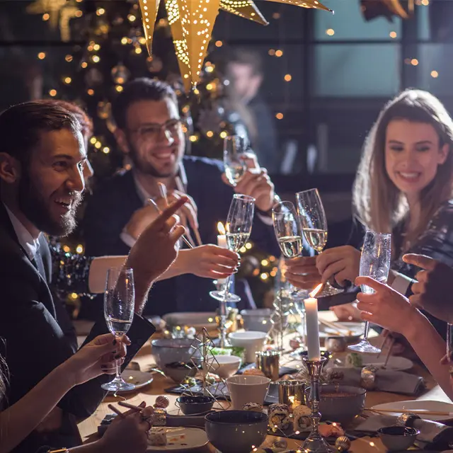 Venner rundt middagsbord