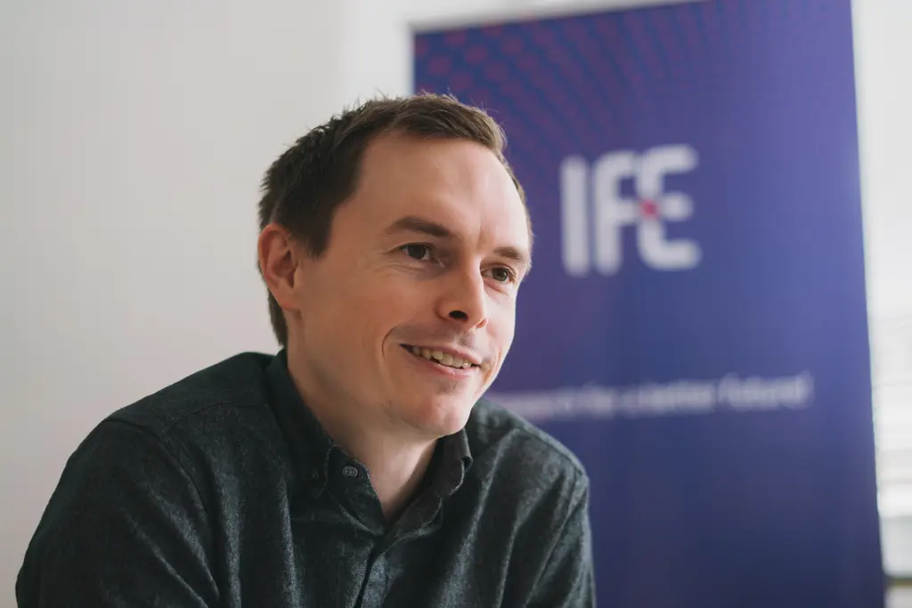 Fredrik Aarskog sitter foran en IFE rollup