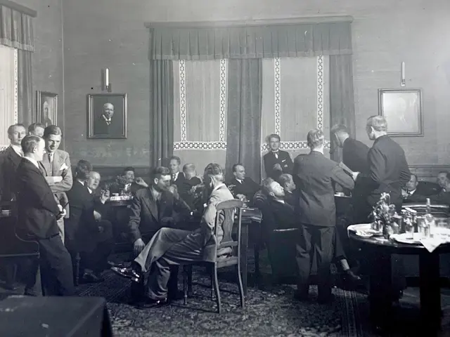 Gammel sorthvit bilde av ingeniører i et selskapsklubb