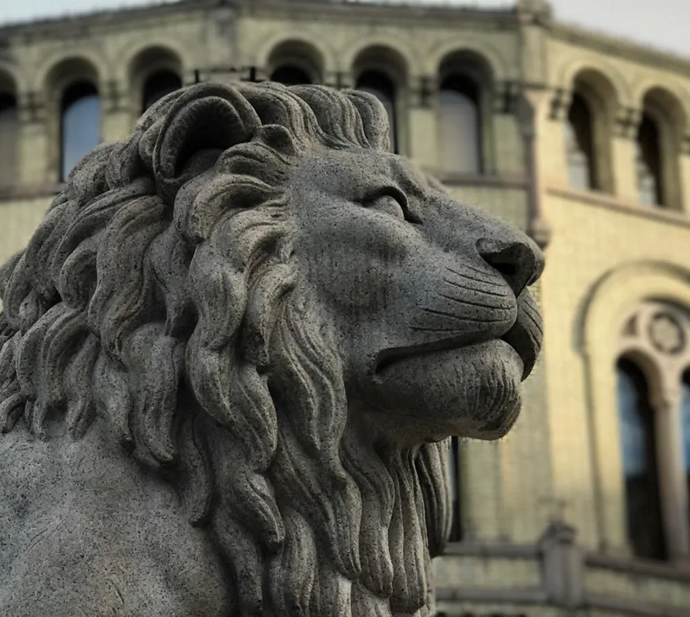 Bilde av løve statuen utenfor det Stortinget