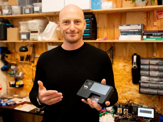 Mann i verksted viser fram dings2