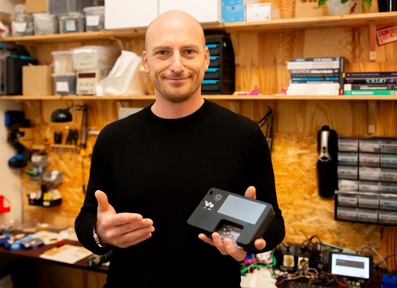 Mann i verksted viser fram dings2