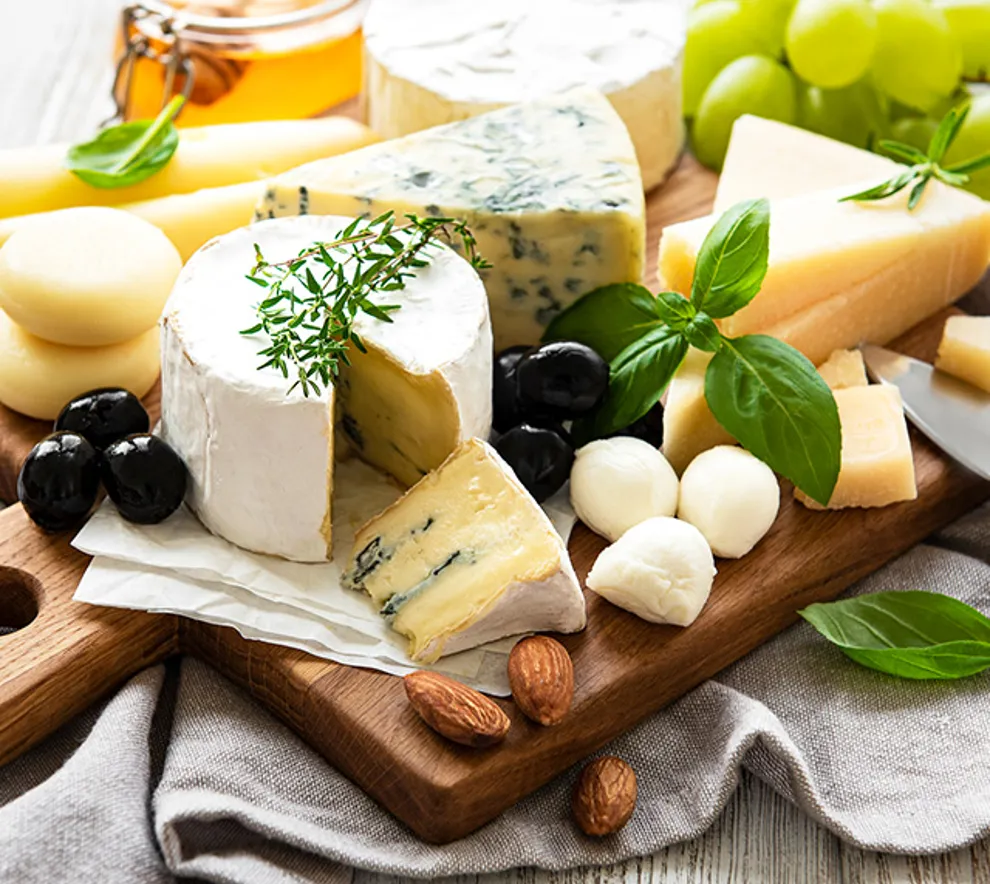 Fjøl med diverse oster