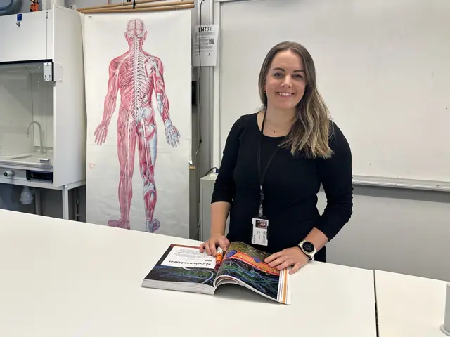 Kvinne undervise i naturfagrom