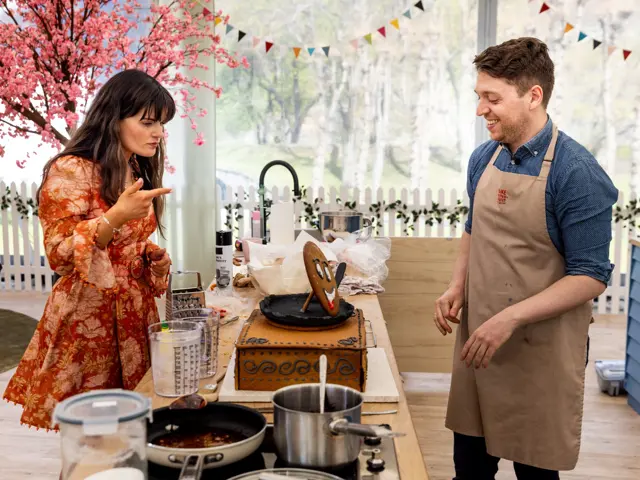 kvinne smaker på pepperkaka til mann