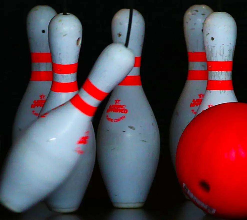 Bowlingkjegler som treffes av bowlingkule
