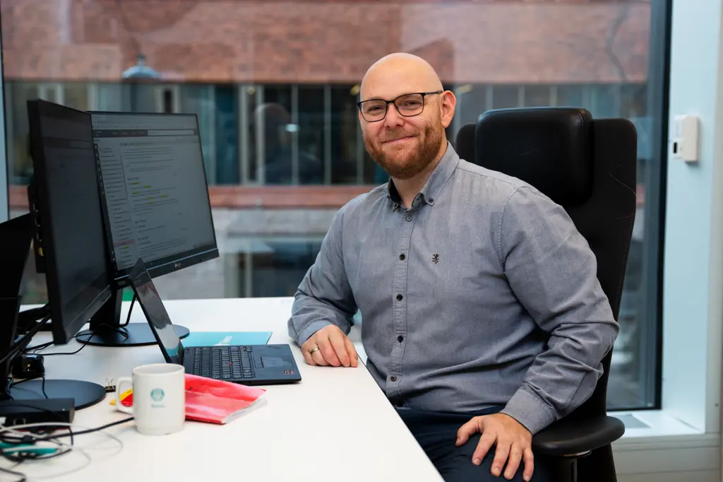 Mats Peterson Rinde Warren på kontoret