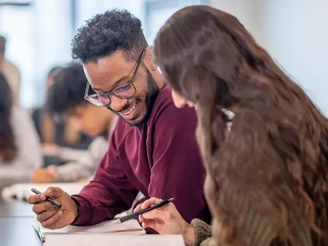 to samarbeider om oppgaver