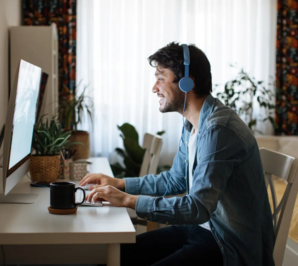 Mann som jobber ved pc-skjermen