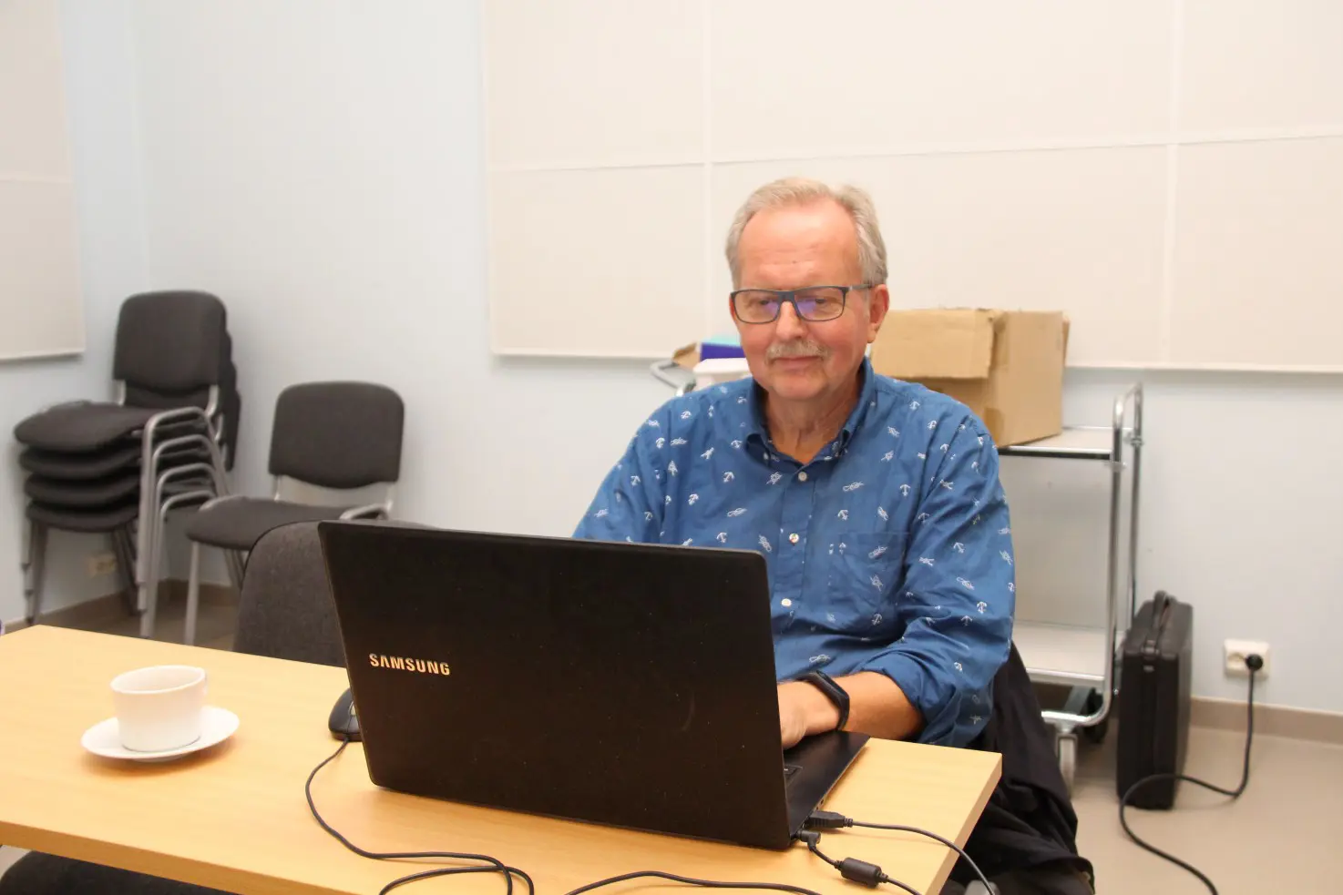 Gunnar Sjølander sitter bak en laptop og koder