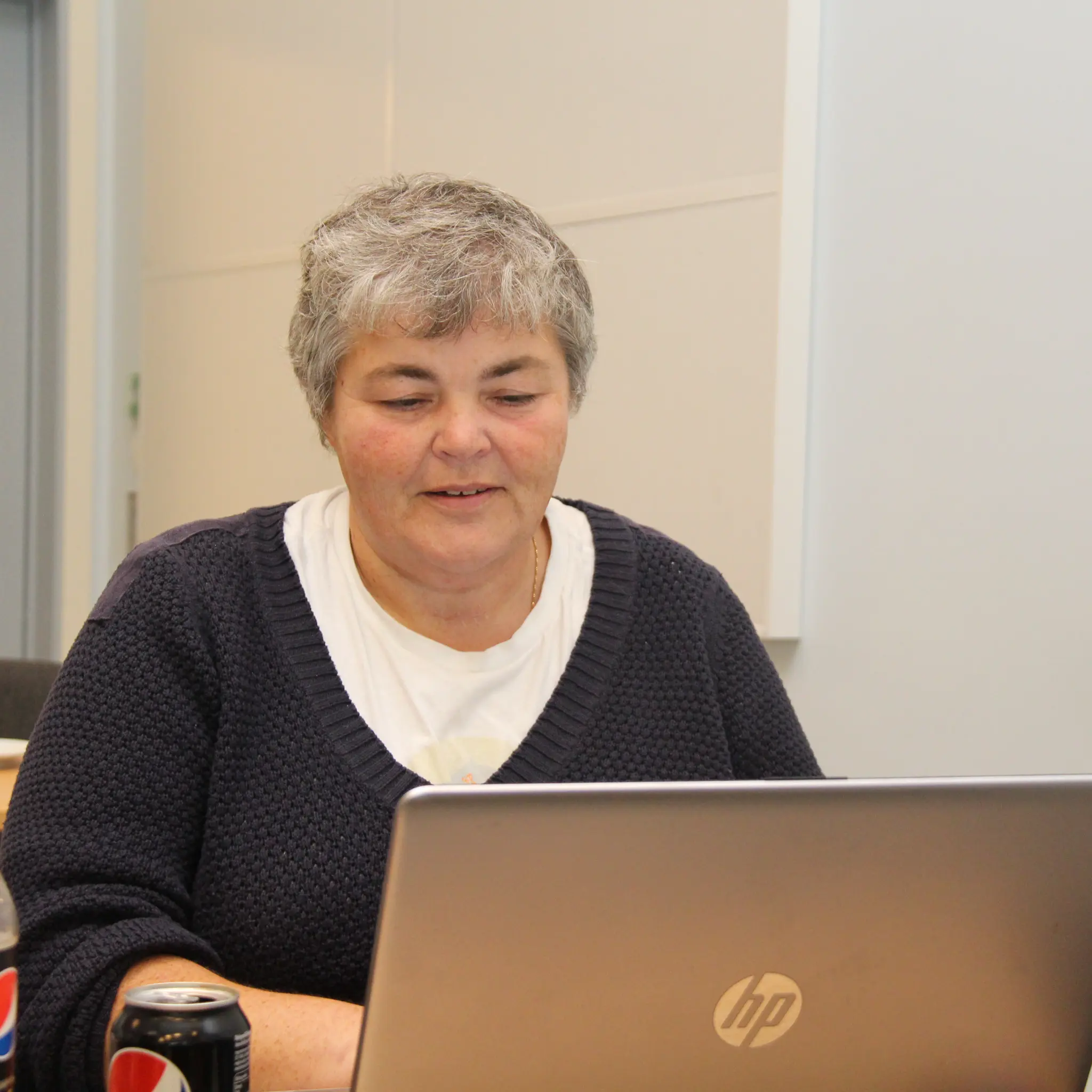 Theresa Hansen sitter bak laptop og koder