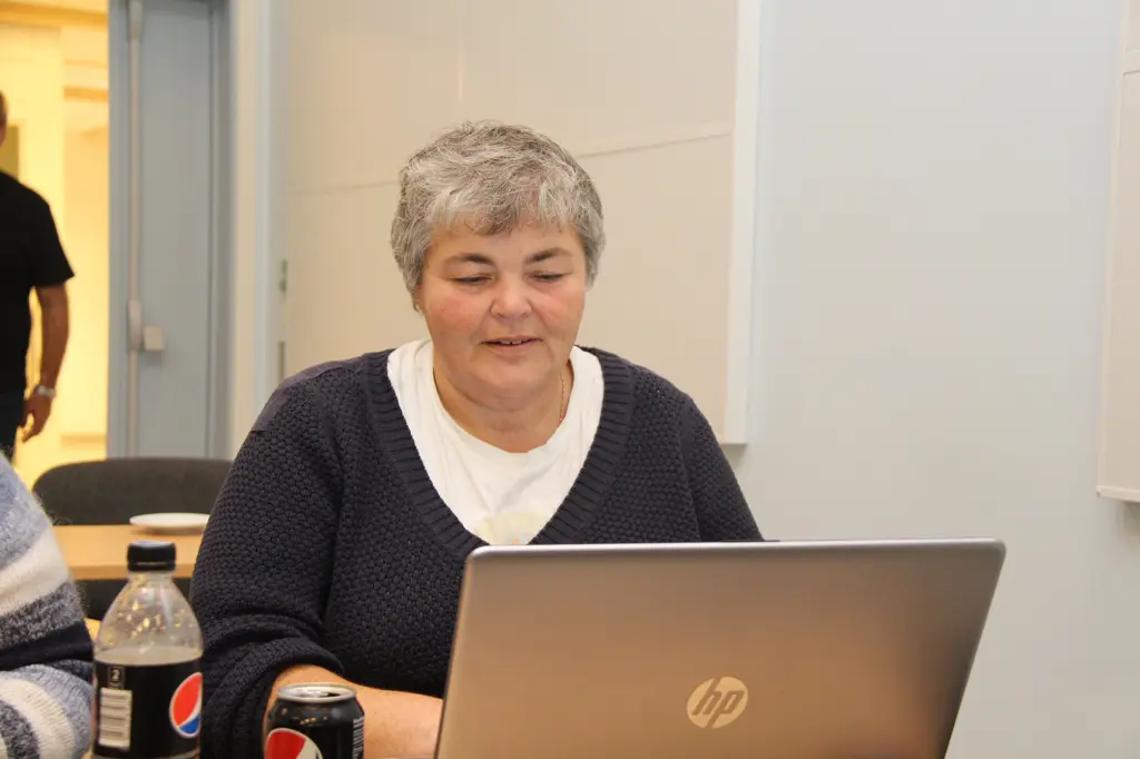 Theresa Hansen sitter bak laptop og koder