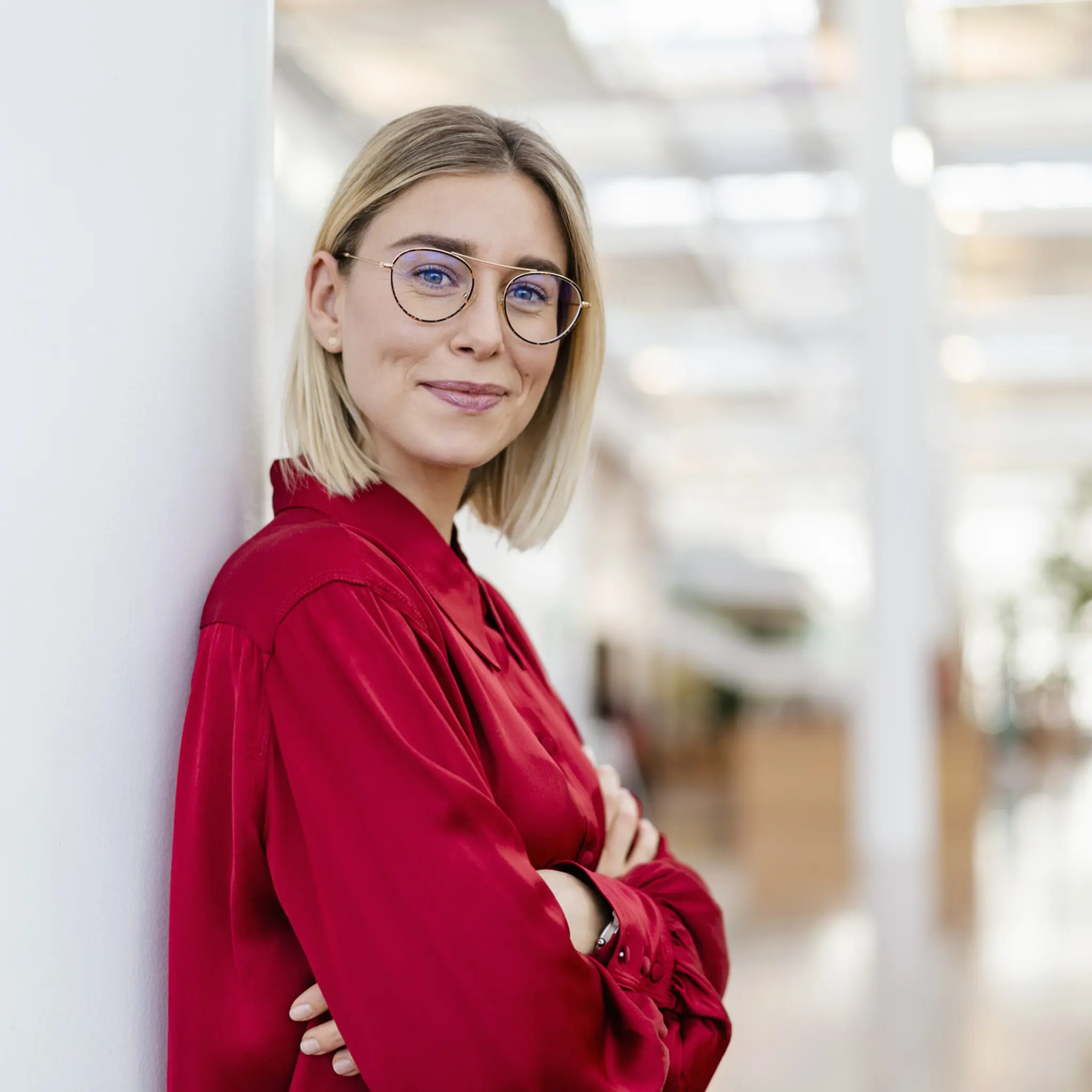 Illustrasjonsbilde av en ung kvinne stående i et kontor