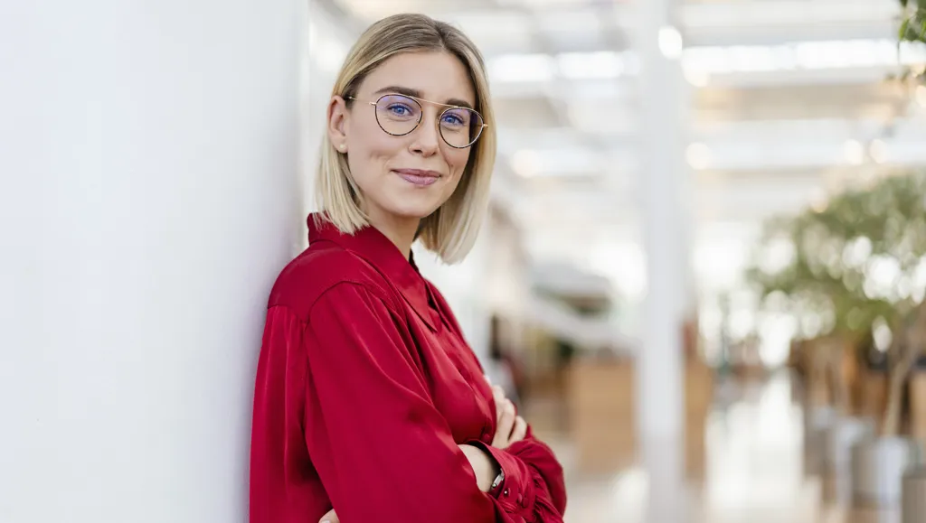 Illustrasjonsbilde av en ung kvinne stående i et kontor