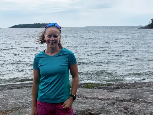 Portrett av Marit Engseth ved en strand
