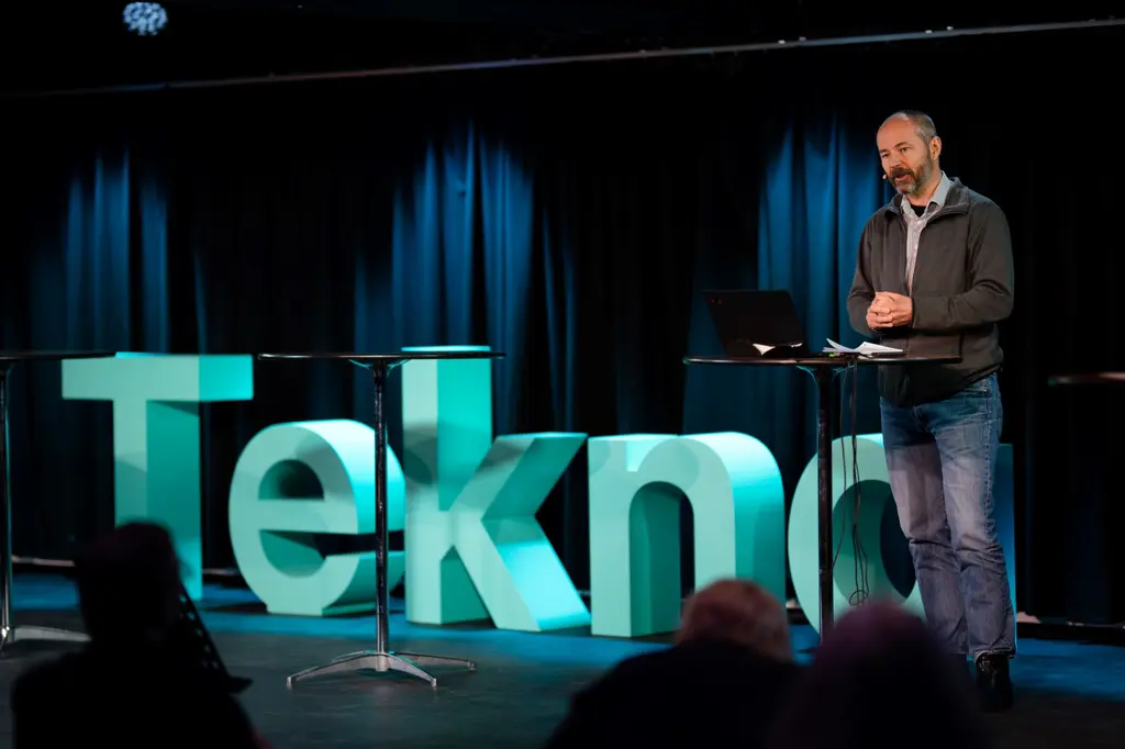 Rasmus Benestad med Tekna-logo