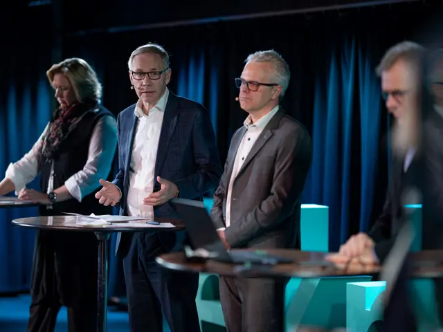 Tre menn i paneldebatt