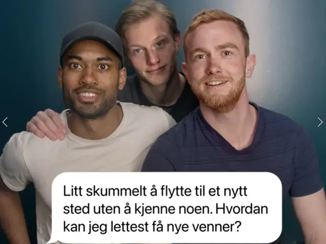 3 venner smiler i kamera