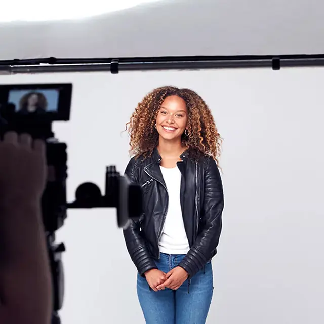 Kvinne som blir tatt bilde av