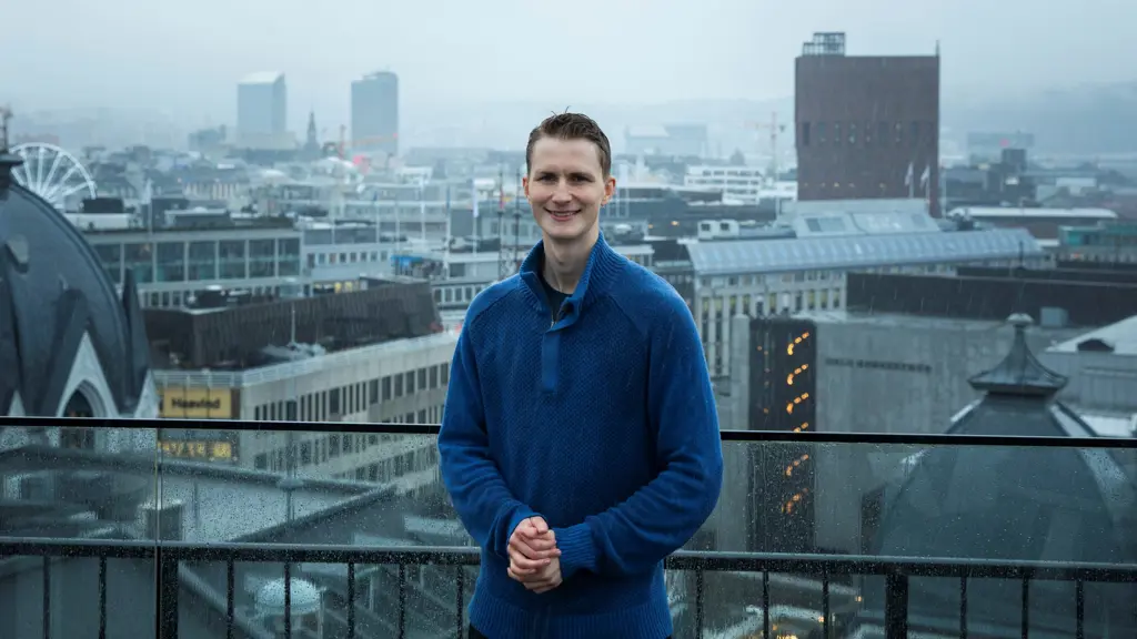 Mann på tak av bygg i Oslo sentrum