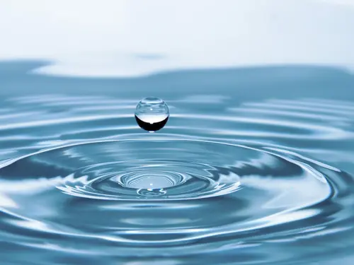 Nærbilde av en drope vann