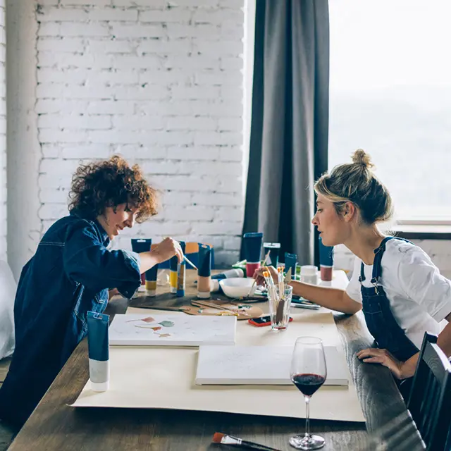 To kvinner som maler på lerret